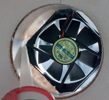 Solcelle ventilator: Klæb ventilatoren fast til røret Solcelle ventilator: Klæb ventilatoren fast til røret